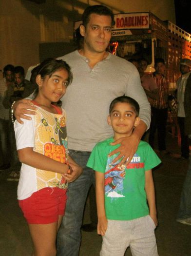 LES59 - SALMAN KHAN AND LES ENFANTS