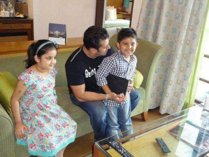 LES69 - SALMAN KHAN AND LES ENFANTS