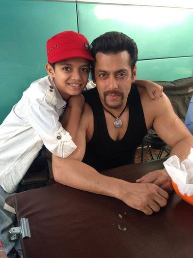 LES71 - SALMAN KHAN AND LES ENFANTS