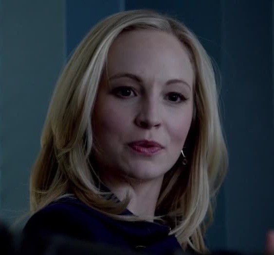 ᵔᴥᵔ -- Păi rezumatul e că elena şi stefan s-au despărţit iar elena se dă pe lângă klaus acum #Damon