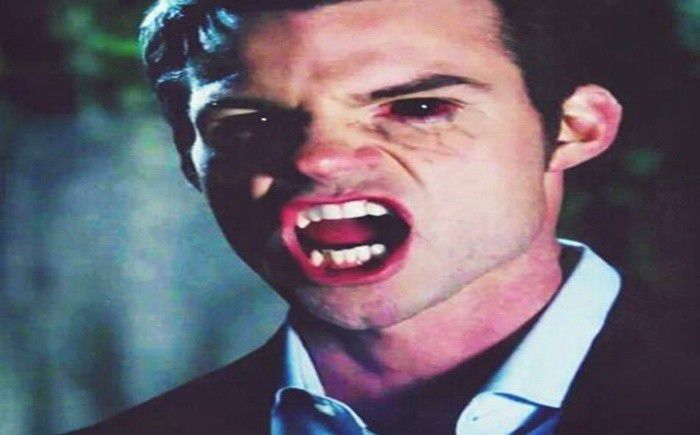 *merge cu viteza de vampir spre klaus* De ce tii mana asa pe Hayley?