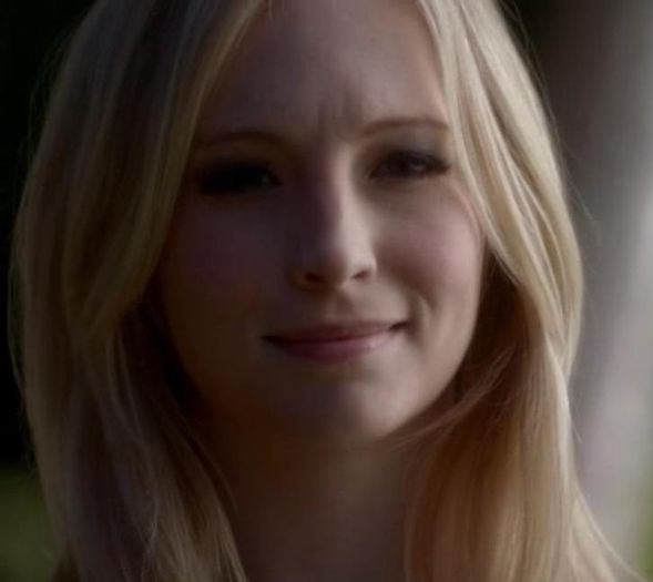 ᵔᴥᵔ -- *îl ignoră pe Klaus* Îmi place mult rochiţa ta neagră Hayley :O3 îţi stă bine