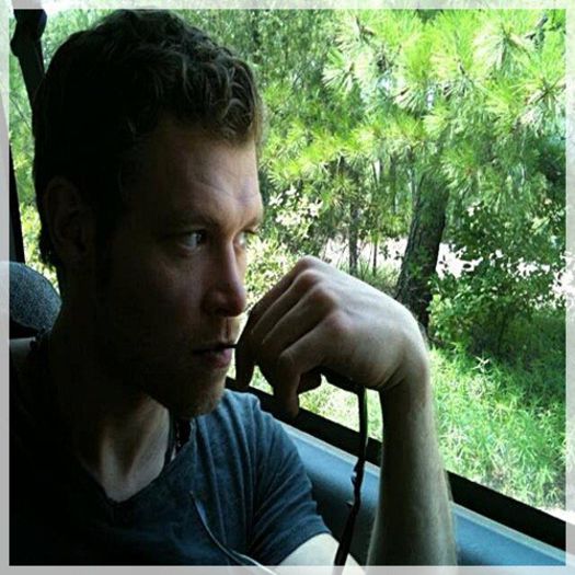 █ ▄→ -se uită spre Isaac,se face că n-o vede pe caroline că se holbează la el- -cl; ce anume? #isaac
