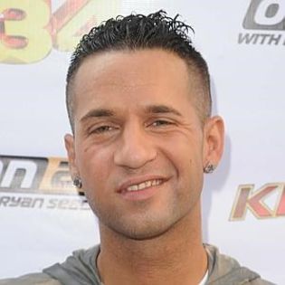 dispret; "nu te ridici la standerdele mele".dispretul se refera la oameni si la comportamentul lor
