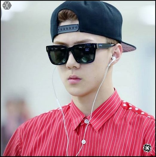 140405 Sehun @ Gimpo Airport Heading to Beijing.13