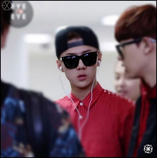 140405 Sehun @ Gimpo Airport Heading to Beijing.23