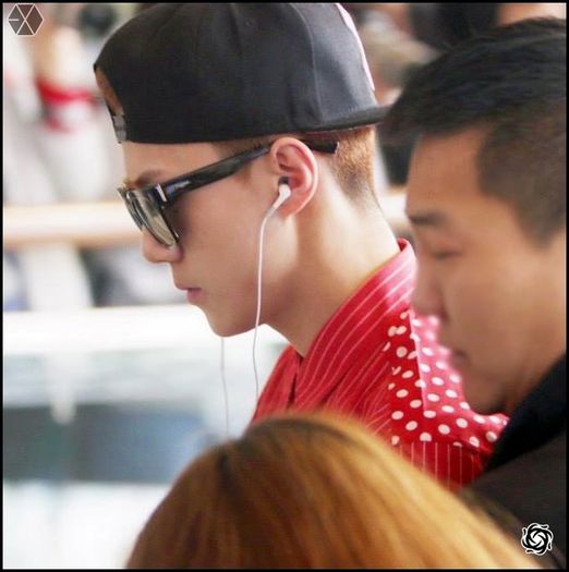 140405 Sehun @ Gimpo Airport Heading to Beijing.34