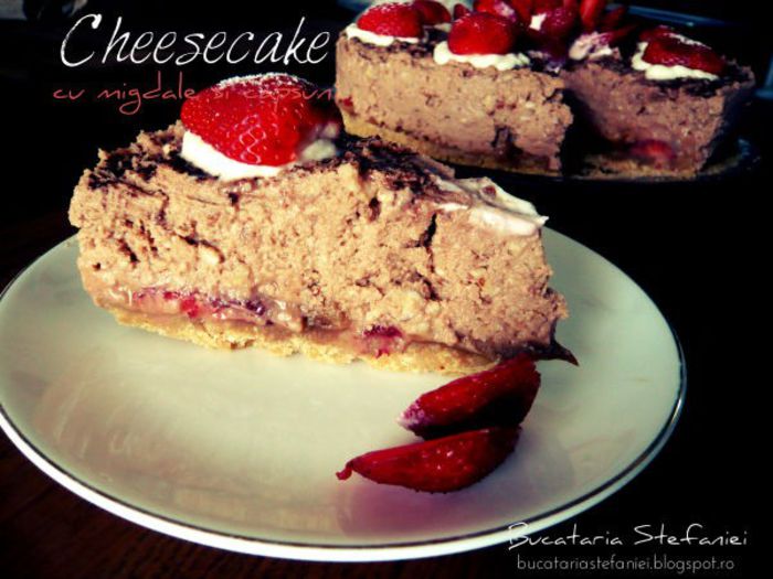 Desert : Cheesecake cu migdale si capsuni Desert : Cheesecake cu migdale si capsuni