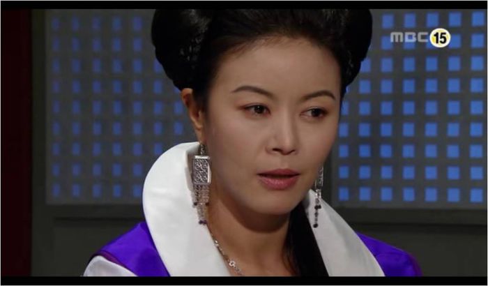 ; Cautati in jurul odai Domnitei! Trebuie sa fie ingropat un talizman cu numele mortului!Gasitil si distrugetil pana incepem ritualul!
