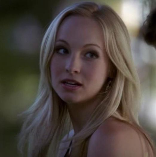 ᵔᴥᵔ -- Ştii că şi tu eşti blondă ca mine, nu? #Rebekah