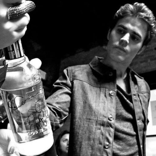 *ii da sticla Davinei* Bine gata ia-o .. O sa-mi iau alta *isi da ochii peste cap* click; NU mint.. tin la tine, ca la o amica , Elena.
