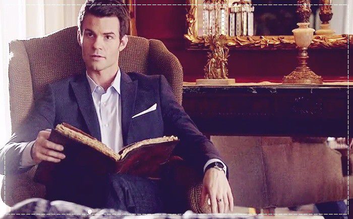 *deschide o carte de bucate* Mhm.. | *se uita la hayley* *click; Manelista mea:X :))
