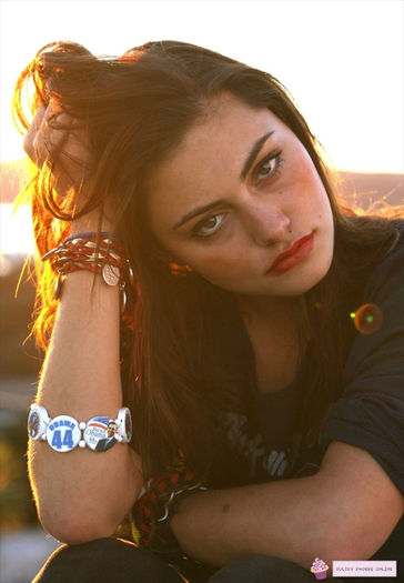 *se aseaza pe podea* Me duele la cabesa