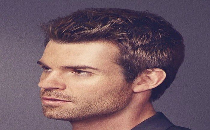 *o mangaie pe hayley pe cap si se uita la ceilalti*