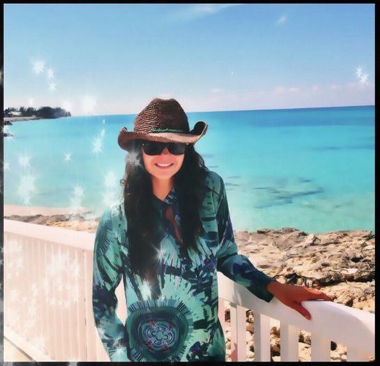 Acum imi e frig... *isi ia tricoul pe ea*