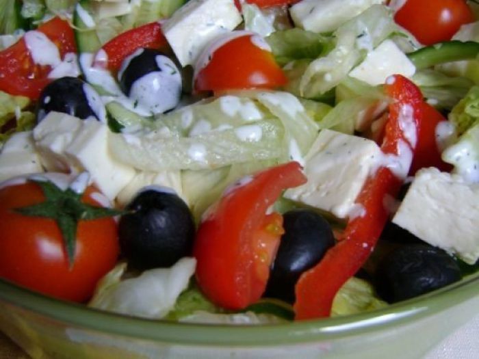 Antreu : Salata iceberg cu rosii si branza Antreu : Salata iceberg cu rosii si branza