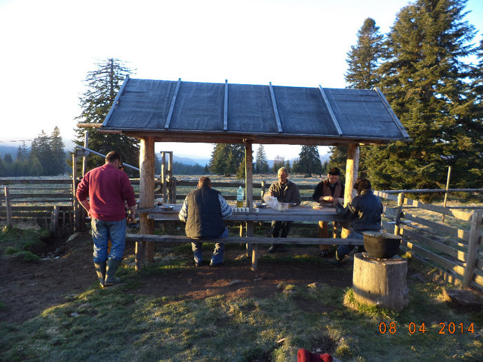 Mancam inainte sa plecam la treaba; pofta de mancare si aer curat
