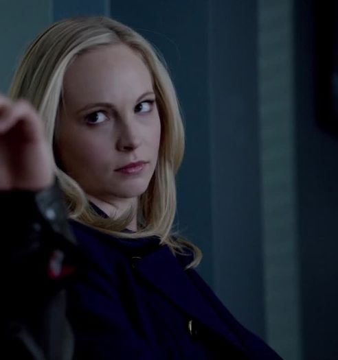 ᵔᴥᵔ -- Care alta ar putea fii .. ? Klaus ! E un porc :))