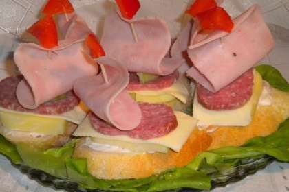 Antreu : Platou cu sandvisuri-corabioare Antreu : Platou cu sandvisuri-corabioare