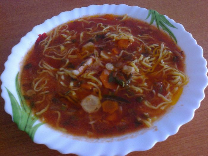 Supa de rosii cu taitei de casa si bucatele de slanina afumata - Culinar 1