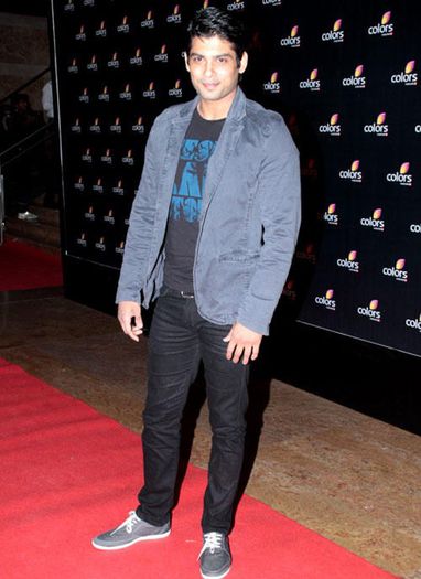siddharth-shukla-dazzles-red-carpet-colors-4th-year-celebration-party