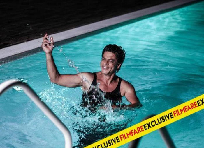 srk-cooled-look-water-sets-filmfare-magazine-august-2013-issue-photo-shoot - Shah Rukh Khan