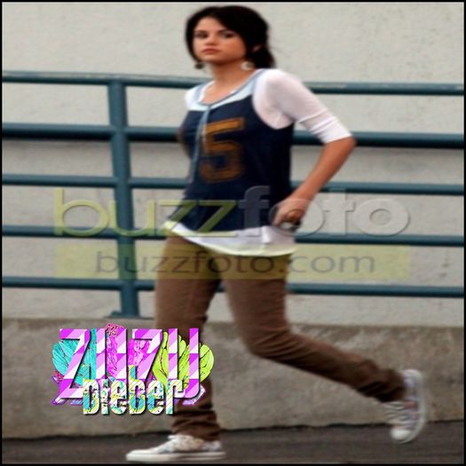  - x - SG - 13-08-2008 - A caminho do estAodio - Selena Gomez