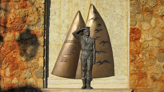Katakolon, monument