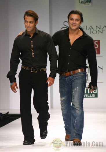 salman-khan-and-his-brother-sohail-khan-at-the-8352