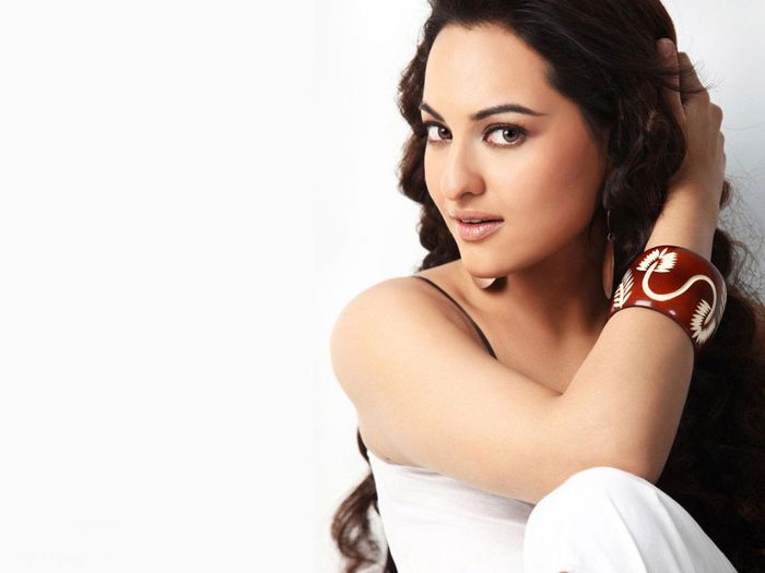Sonakshi-Sinha-Desktop-Wallpaper
