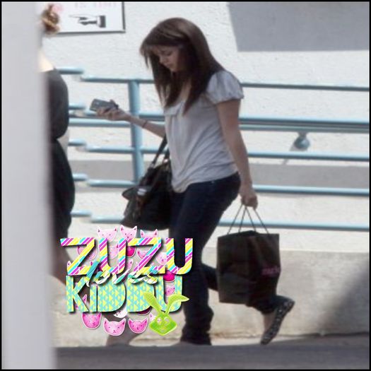  - x - SG - 06-08-2008 - Saindo do Studio - SELENA M GOMEZ