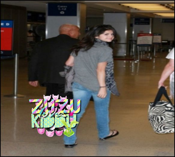  - x - SG - 02-08-2008 - No aeroporto JFK - FGx3 Selena Marie Gomez