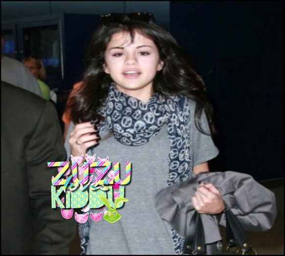  - x - SG - 02-08-2008 - No aeroporto JFK - FGx3 Selena Marie Gomez