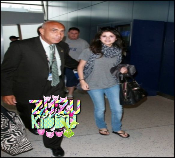  - x - SG - 02-08-2008 - No aeroporto JFK - FGx3 Selena Marie Gomez