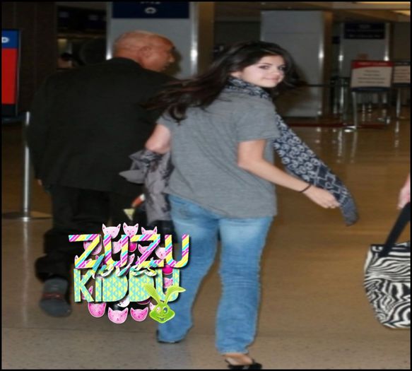  - x - SG - 02-08-2008 - No aeroporto JFK - FGx3 Selena Marie Gomez