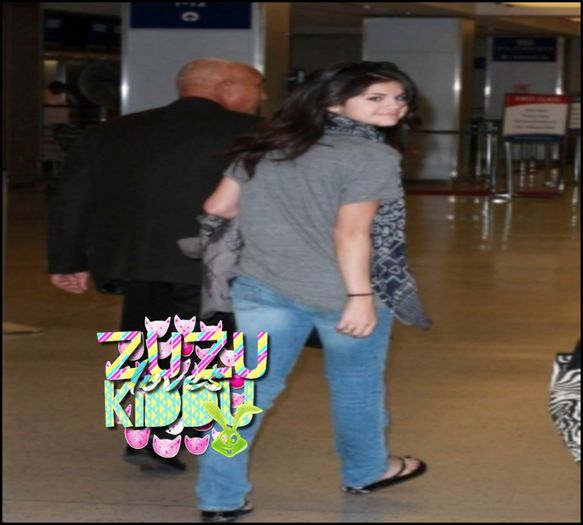  - x - SG - 02-08-2008 - No aeroporto JFK - FGx3 Selena Marie Gomez