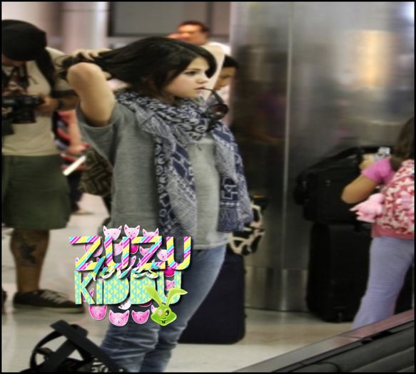  - x - SG - 02-08-2008 - No aeroporto JFK - FGx3 Selena Marie Gomez