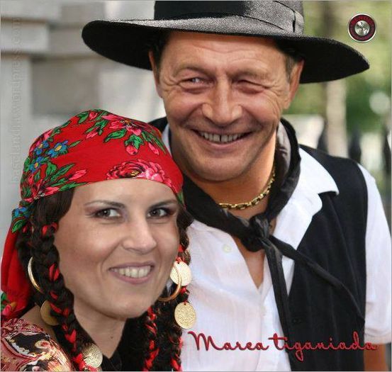 BASESCU SI UDREA IN COSTUME POPULARE...