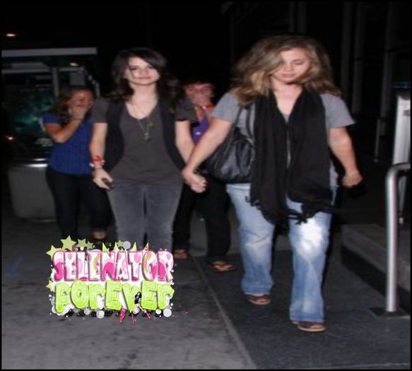  - x - SG - 18-07-2008 - Saindo da Radio Disney show - SMG