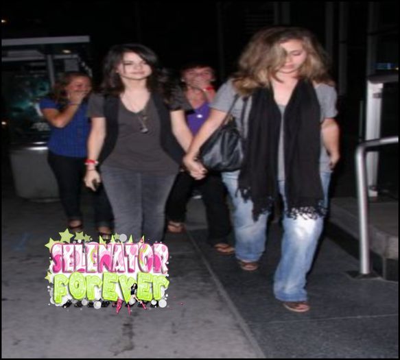  - x - SG - 18-07-2008 - Saindo da Radio Disney show - SMG