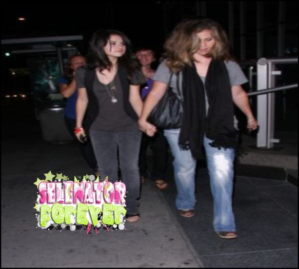  - x - SG - 18-07-2008 - Saindo da Radio Disney show - SMG