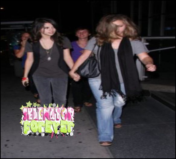  - x - SG - 18-07-2008 - Saindo da Radio Disney show - SMG