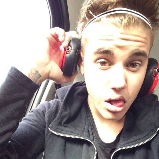 357009l-581x0-w-b4e9455b - 15 selfies care l-au transformat pe Justin Bieber in cea mai enervanta vedeta