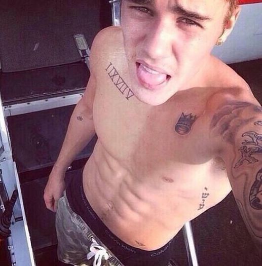 379955l-581x0-w-7eabaa68 - 15 selfies care l-au transformat pe Justin Bieber in cea mai enervanta vedeta