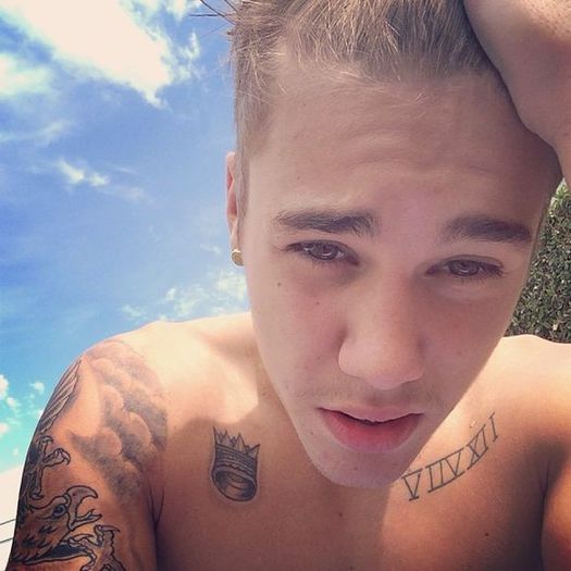 482927l-581x0-w-8e63b288 - 15 selfies care l-au transformat pe Justin Bieber in cea mai enervanta vedeta