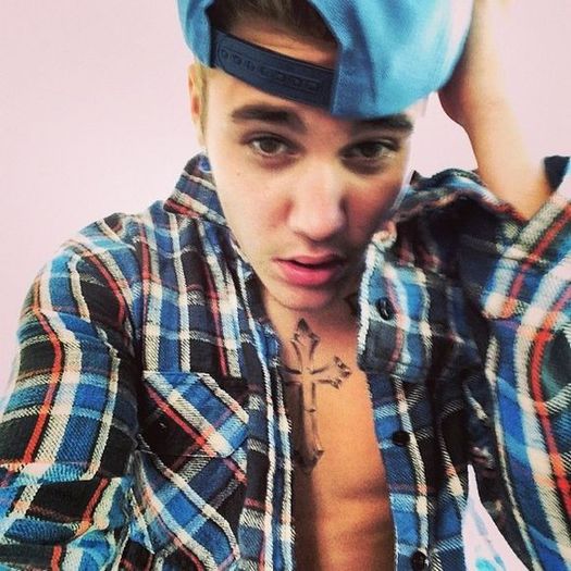 556303l-581x0-w-d49846bf - 15 selfies care l-au transformat pe Justin Bieber in cea mai enervanta vedeta