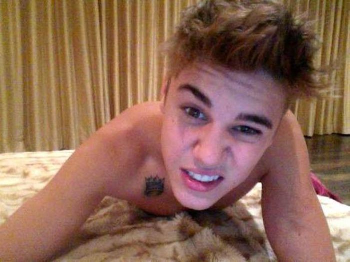 921603l-581x0-w-0a4963f7 - 15 selfies care l-au transformat pe Justin Bieber in cea mai enervanta vedeta