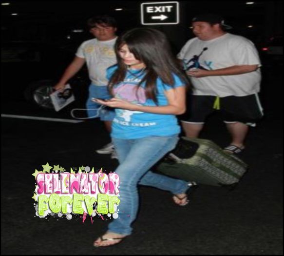  - x - SG - 03-07-2008 - Chegando no Aeroporto - SELENA M GOMEZ