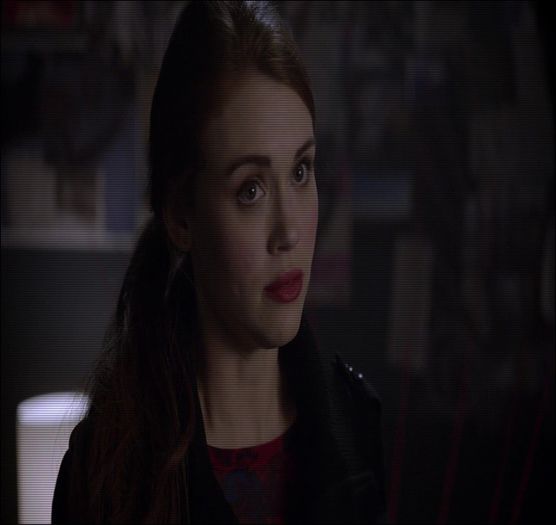 - *isi plimba 2 degete pe gatul lui si rade* #Klaus - here - episode 07 - done