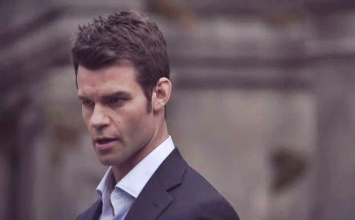 Dar sa mai asteptam o vreme, ca e greu sa fii vampir si varcolac. (cl; Partea buna e ca, devenind hibrid, nu te vei mai transforma luna de luna, ci doar daca vrei
